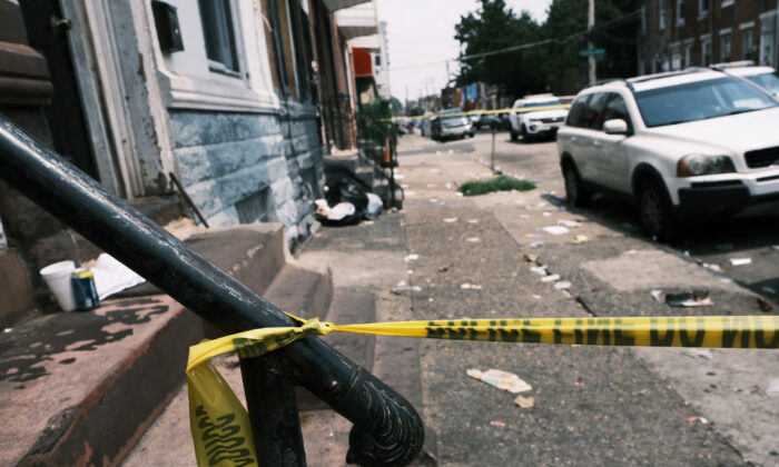 Una cinta policial bloquea una calle en Filadelfia, Pensilvania, el 19 de julio de 2021, en la que recientemente una persona recibió un disparo. El caso está relacionado con las drogas. (Spencer Platt/Getty Images)