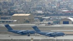 Los americanos no están siendo rechazados en el aeropuerto de Kabul, dice embajador de EE. UU.