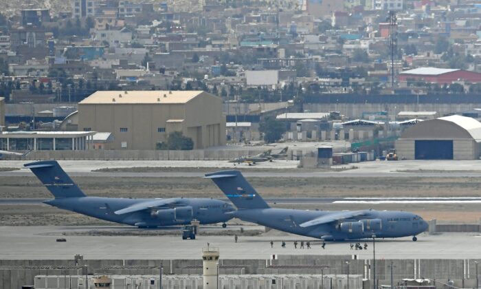 Soldados de EE. UU. caminan por la pista para abordar un avión de la Fuerza Aérea de EE. UU. en el aeropuerto de Kabul (Afganistán) el 30 de agosto de 2021. (Aamir Qureshi/AFP vía Getty Images)