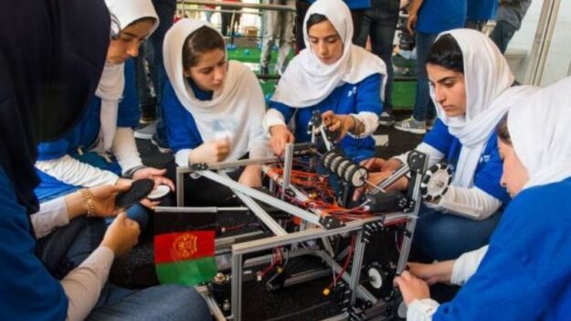 Jovenes del equipo de robótica de Afganistán huyen para seguir estudiando: “Se rescataron solas”