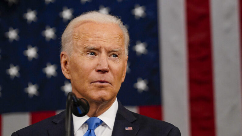 El presidente Joe Biden se dirige a una sesión conjunta del Congreso en la cámara de la Cámara de Representantes del Capitolio de los Estados Unidos en Washington el 28 de abril de 2021. (Melina Mara/Pool/Getty Images)