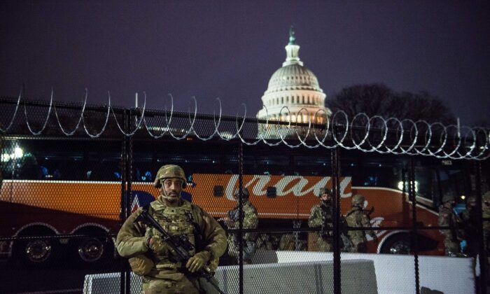 Un soldado de la Guardia Nacional se encuentra fuera de la valla de alambre de púas que rodea el Capitolio de Estados Unidos en Washington el 15 de enero de 2021. (Liz Lynch/Getty Images)