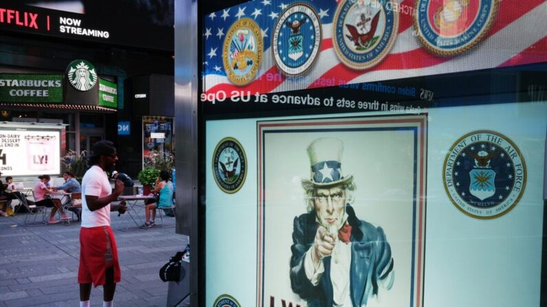 Un centro de reclutamiento militar en Times Square en Manhattan en la ciudad de Nueva York el 4 de septiembre de 2020. (Spencer Platt/Getty Images)