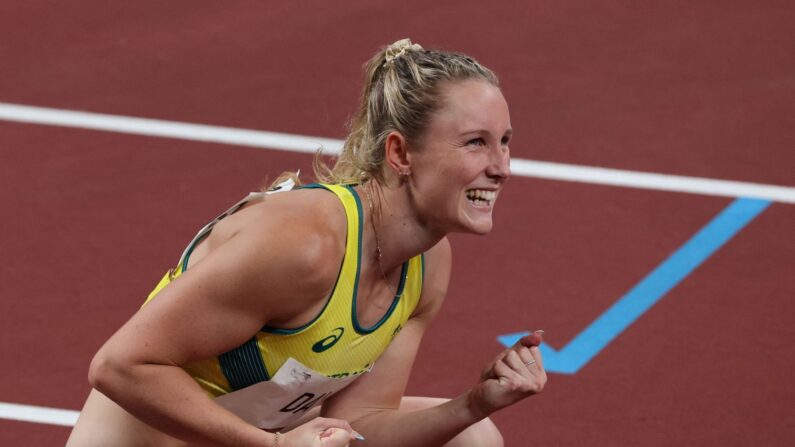 La australiana Riley Day reacciona tras competir en las semifinales de los 200 metros lisos femeninos durante los Juegos Olímpicos de Tokio 2020 en el estadio olímpico de Tokio el 2 de agosto de 2021. (GIUSEPPE CACACE/AFP vía Getty Images)