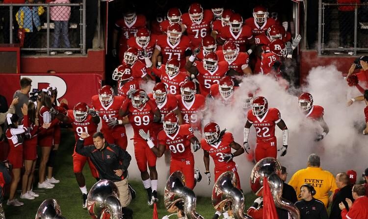 El entrenador Greg Schiano de los Scarlet Knights dirige a su equipo en el campo para jugar contra los Connecticut Huskies en una foto de archivo. (Jim McIsaac/Getty Images)