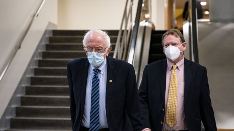 El senador Bernie Sanders (I-Vt.) luego de una votación en el metro del Capitolio de los Estados Unidos en Washington el 23 de febrero de 2021. (Al Drago/Getty Images)