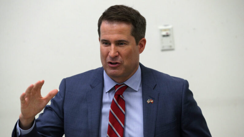 El representante Seth Moulton (D-Mass.) habla durante un foro conjunto de veteranos el 26 de agosto de 2019 en Fairfax, Virginia, unos días después de abandonar la carrera de 2020. (Alex Wong/Getty Images)