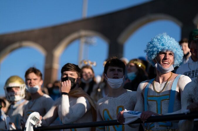 Estudiantes de la escuela preparatoria Daniel observan desde las gradas un partido de fútbol americano en Columbia, Carolina del Sur, el 5 de diciembre de 2020. (Sean Rayford/Getty Images)