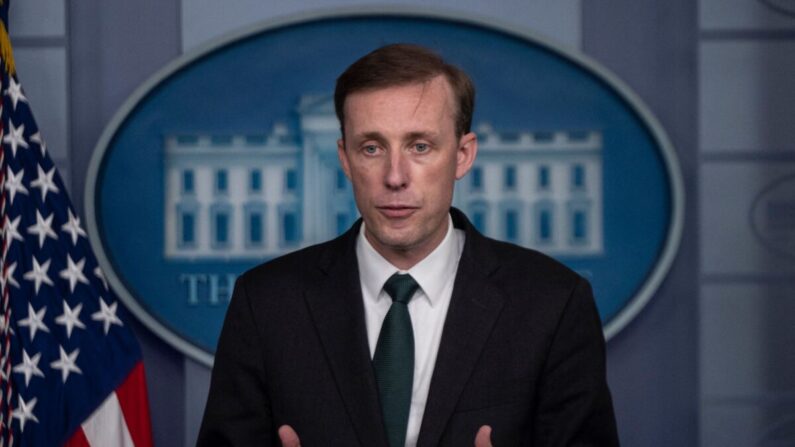 El asesor de Seguridad Nacional Jake Sullivan habla durante la conferencia de prensa diaria sobre la situación en Afganistán en la Casa Blanca en Washington, el 17 de agosto de 2021. (Andrew Caballero-Reynolds/AFP vía Getty Images)