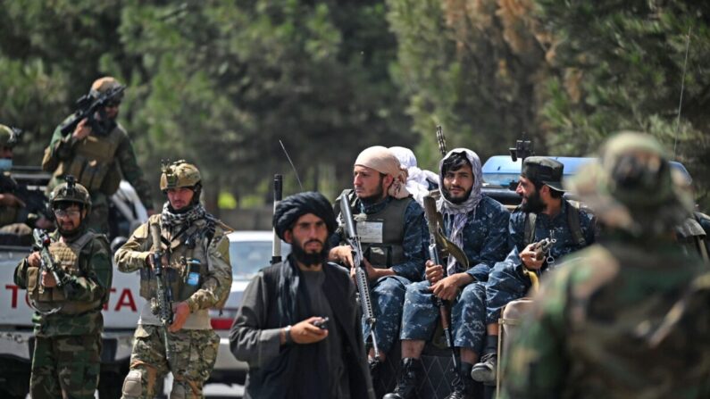 Se ven talibanes en Kabul, Afganistán, el 29 de agosto de 2021. (Aamir Qureshi/AFP vía Getty Images)