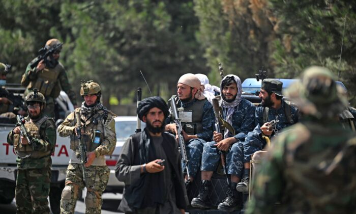 Terroristas talibanes rasos y de fuerzas de asalto en Kabul (Afganistán), el 29 de agosto de 2021. (Aamir Qureshi/AFP a través de Getty Images)