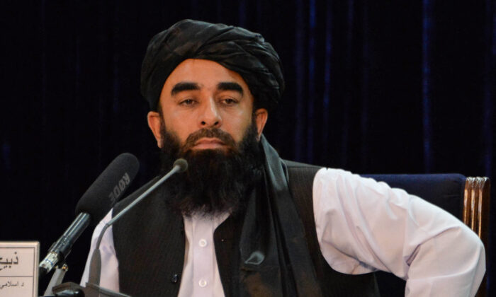 El portavoz talibán Zabihullah Mujahid mira durante una conferencia de prensa en Kabul, Afganistán, el 24 de agosto de 2021. (Hoshang Hashimi/AFP vía Getty Images)
