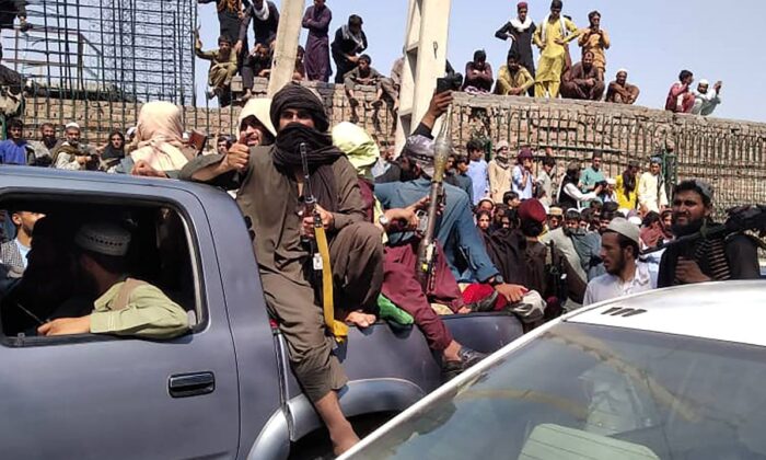 Miembros del grupo terrorista Talibán sentados en un vehículo en la calle en Jalalabad el 15 de agosto de 2021. (/AFP vía Getty Images)