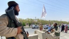Talibanes disuelven violentamente una protesta en Afganistán mientras miles intentan huir de Kabul
