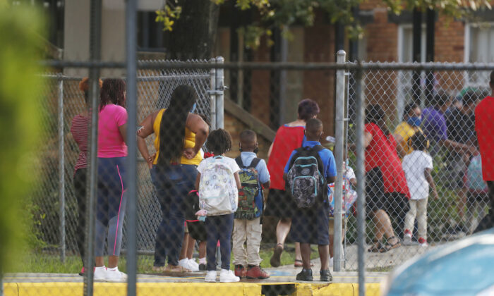 Una foto de archivo de un grupo de estudiantes que regresa a las clases presenciales en una Escuela Primaria de Florida, el 31 de agosto de 2020. (Octavio Jones/Getty Images)