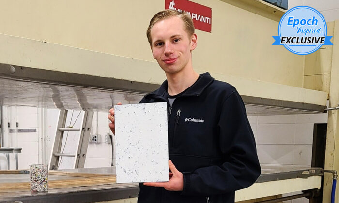 Myles Peterson, de 18 años, director general y fundador de la Compañía Terracore Plastic, sostiene una tableta Terra-Panel alternativa de madera laminada . (Cortesía de Myles Peterson)