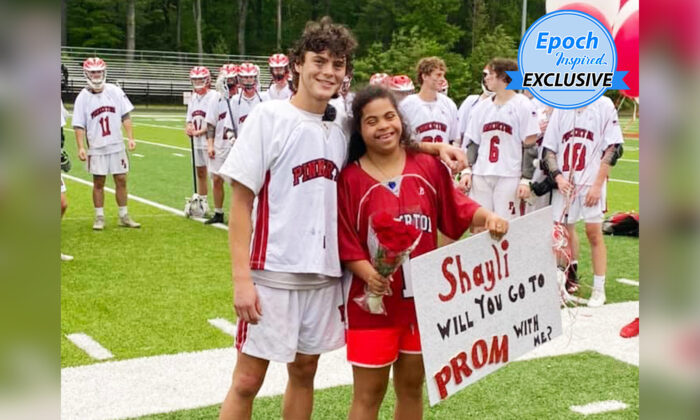 Hunter invitó a Shayli al baile de graduación en uno de sus partidos de lacrosse. La pareja fue elegida por sus compañeros como la "pareja más guapa" en la noche del baile. (Cortesía de Lori Ragas)