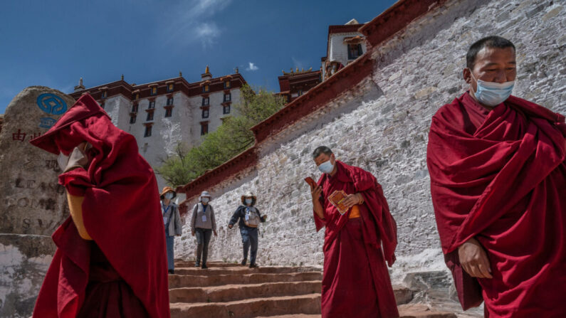Turistas visitan el Palacio de Potala, patrimonio de la UNESCO, durante una visita organizada por el gobierno para periodistas en Lhasa, Tíbet, China, el 1 de junio de 2021. (Kevin Frayer/Getty Images)