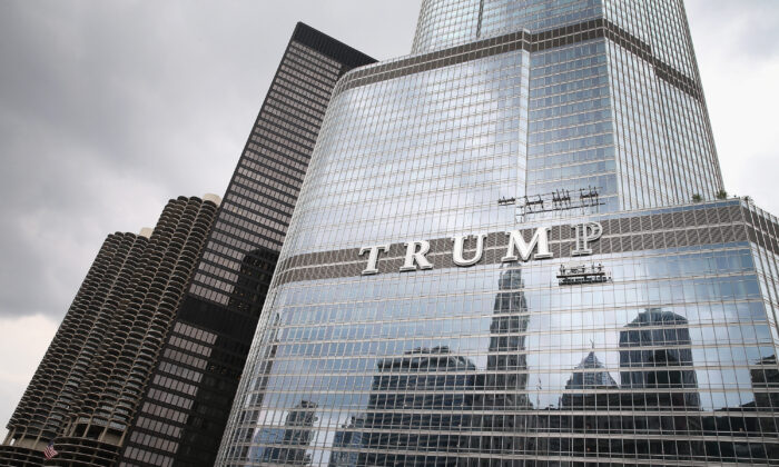 Unos trabajadores instalan la letra final de un cartel gigante de TRUMP en el exterior de la Torre Trump en Chicago (Illinois), el 12 de junio de 2014. (Scott Olson/Getty Images)