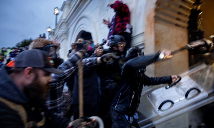 Una multitud se enfrenta a las fuerzas de seguridad en el Capitolio de EE. UU. en Washington el 6 de enero de 2021. (Brent Stirton/Getty Images)