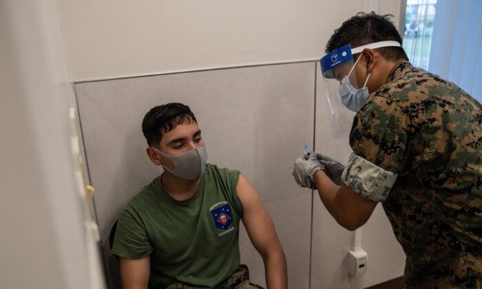 Un infante de marina de Estados Unidos recibe la vacuna Moderna anti-COVID en Camp Foster, en Kin, Japón, el 28 de abril de 2021. (Carl Court/Getty Images)
