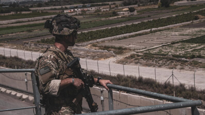 Un soldado asignado a la 82a. División Aerotransportada brinda seguridad en el Aeropuerto Internacional Hamid Karzai, Afganistán, el 21 de agosto de 2021. (Cuerpo de Marines de EE. UU./Cabo Davis Harris)