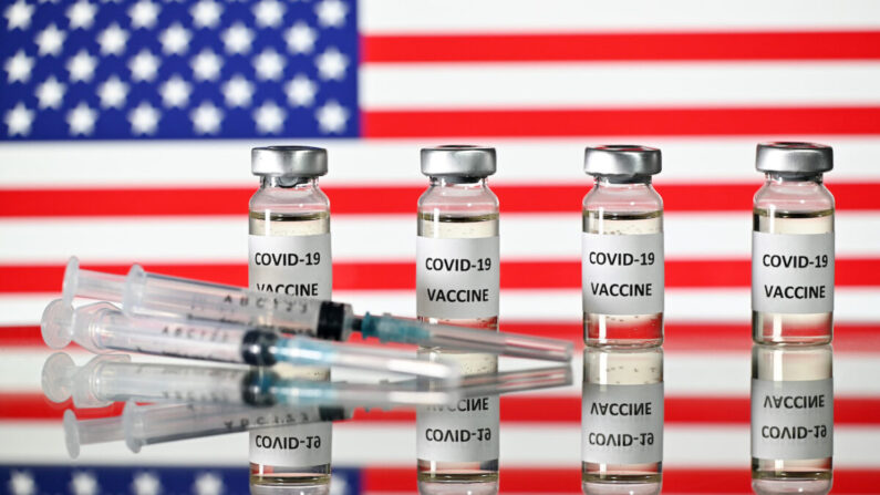 Imagen ilustrativa de viales de la vacuna COVID-19 con una bandera de Estados Unidos. (Justin Tallis/AFP vía Getty Images)