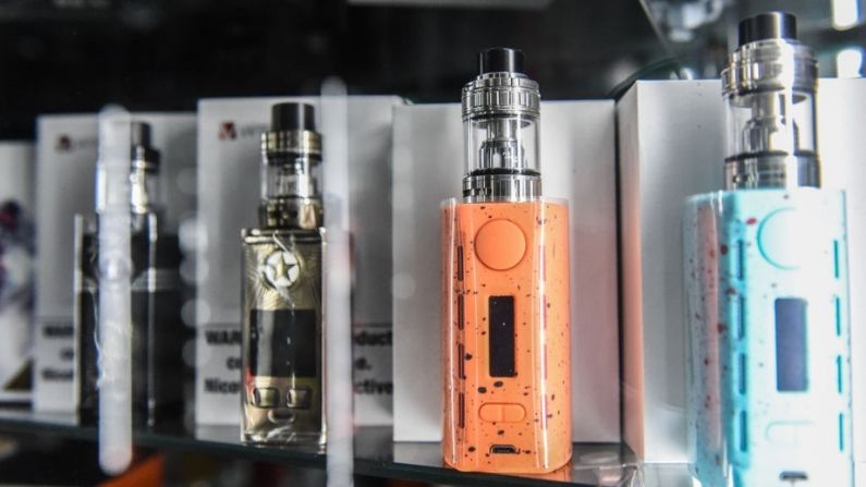 Productos de vapeo y cigarrillos electrónicos se exhiben en una tienda el 19 de diciembre de 2019 en la ciudad de Nueva York. El Congreso elevó la edad legal para fumar o vapear a 21 años. Según la FDA, en 2018, más de 3,6 millones de estudiantes de secundaria y preparatoria en todo Estados Unidos usaron cigarrillos electrónicos. (Stephanie Keith/Getty Images)