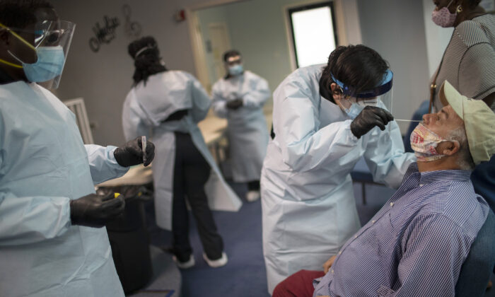 Un trabajador de la salud usa un hisopo nasal, en un sitio de pruebas provisional para COVID-19, en el Koinonia Worship Center and Village, en Pembroke Park, Florida, el 22 de julio de 2020. (Joe Raedle/Getty Images)