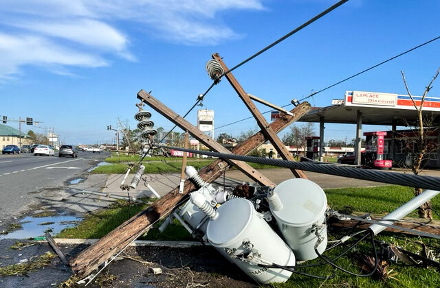 Las líneas eléctricas se encuentran caídas a lo largo de Main Street tras el paso del huracán Ida, en LaPlace, Luisiana., el 31 de agosto de 2021. (Charlotte Cuthbertson/The Epoch Times)