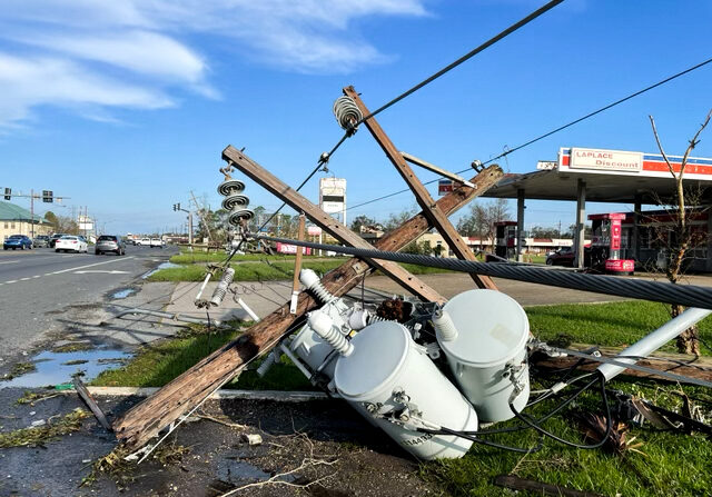 Líneas eléctricas caídas a lo largo de Main Street tras el paso del huracán Ida, en LaPlace, La., el 31 de agosto de 2021. (Charlotte Cuthbertson/The Epoch Times)