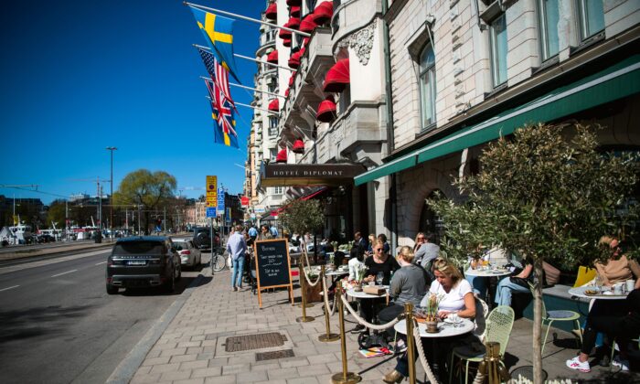 La gente almuerza en un restaurante en Estocolmo, Suecia, el 22 de abril de 2020. (Jonathan Nackstrand/AFP vía Getty Images)