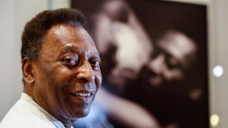 Pelé vuelve a la unidad de cuidados intensivos tras extracción de tumor