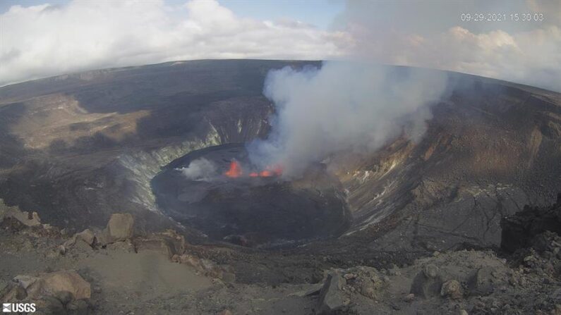 Una foto facilitada por el Servicio Geológico de Estados Unidos (USGS) de una imagen de la cámara web del USGS que muestra fisuras en erupción dentro del cráter Halema'uma'u en la cima del volcán Kilauea, Hawái, Estados Unidos, 29 de septiembre de 2021 (publicada el 30 de septiembre de 2021). (EFE/EPA/USGS)