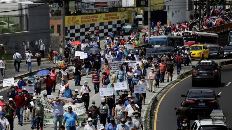 Veteranos de guerra, excombatientes de la guerra civil (1980-1992) y sindicalistas protestan el 30 de septiembre de 2021 contra el gobierno de Nayib Bukele, en San Salvador (El Salvador). EFE/Rodrigo Sura