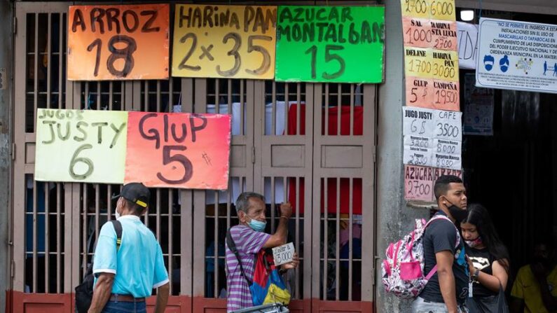 Fotografía de archivo de personas mientras esperan frente a un supermercado en Caracas (Venezuela). EFE/ Rayner Peña R