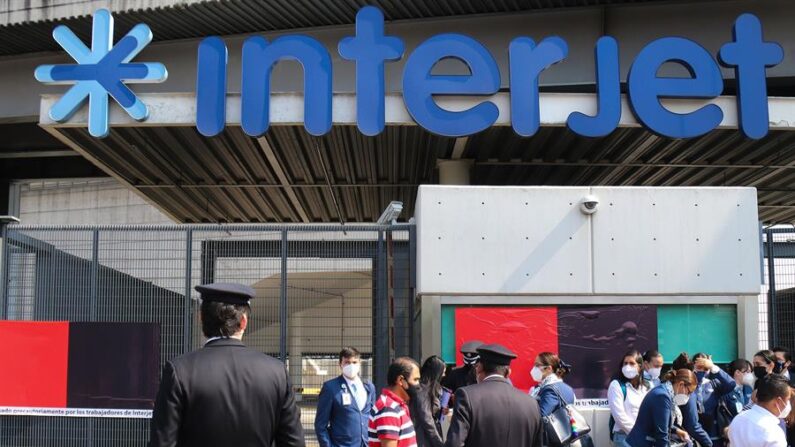Fotografía de archivo en la que se observa a personal de la aerolínea Interjet protestando en el Aeropuerto Internacional de la Ciudad de México (México). EFE/José Pazos