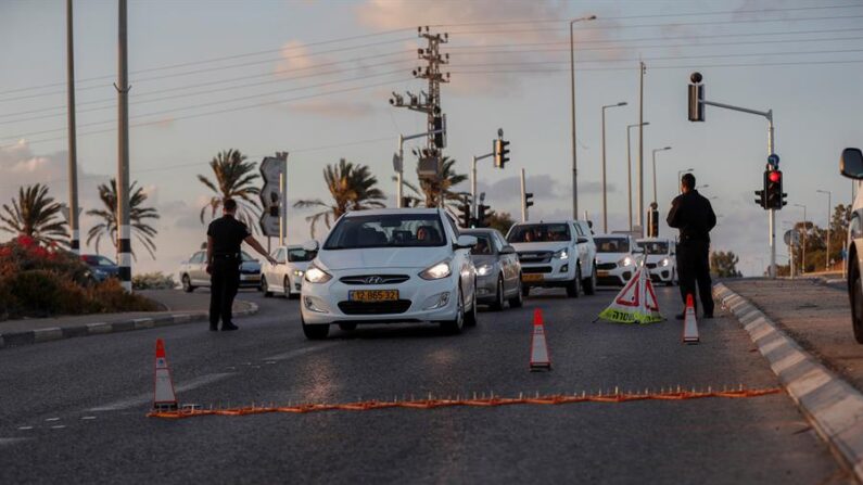 La policía israelí ha capturado por la mañana de este sábado en el norte de Israel a otros dos presos palestinos de los seis fugados el pasado lunes de la cárcel de alta seguridad de Gilboa mediante un túnel, tras arrestar anoche a otros dos. EFE/EPA/ATEF SAFADI