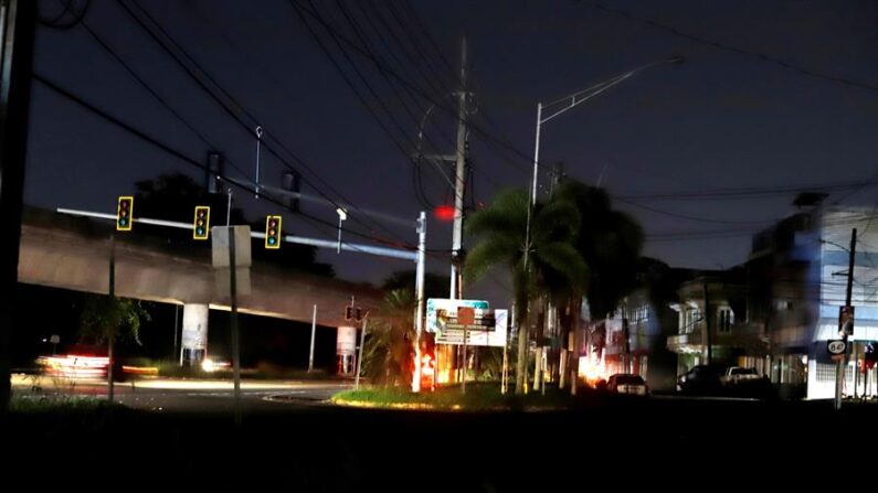 Fotografía de archivo de una calle sin iluminación y sin semáforos funcionando en San Juan (Puerto Rico). EFE/Thais llorca