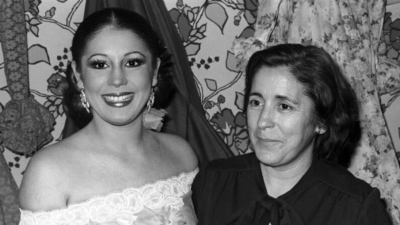 La cantante Isabel Pantoja (i) posa con su madre, Ana Martín, en una fotografía de archivo. EFE/fs