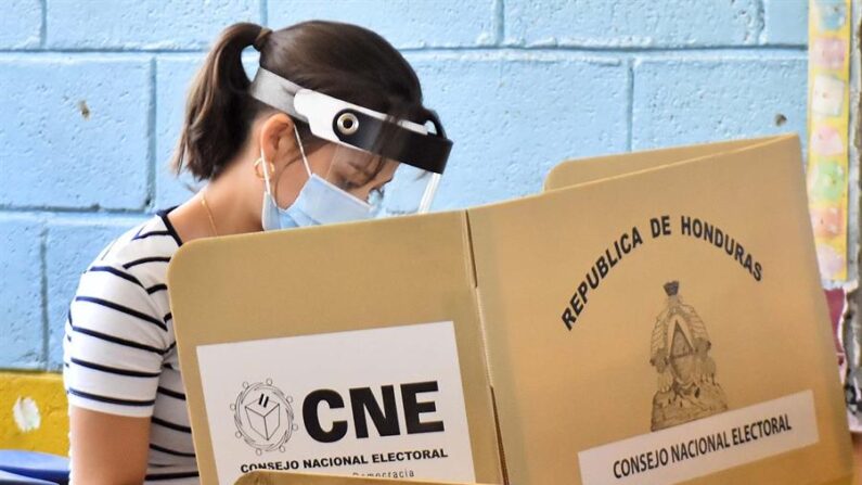 Una mujer participa durante las elecciones primarias en San Pedro Sula (Honduras). Fotografía de archivo. EFE/José Valle
