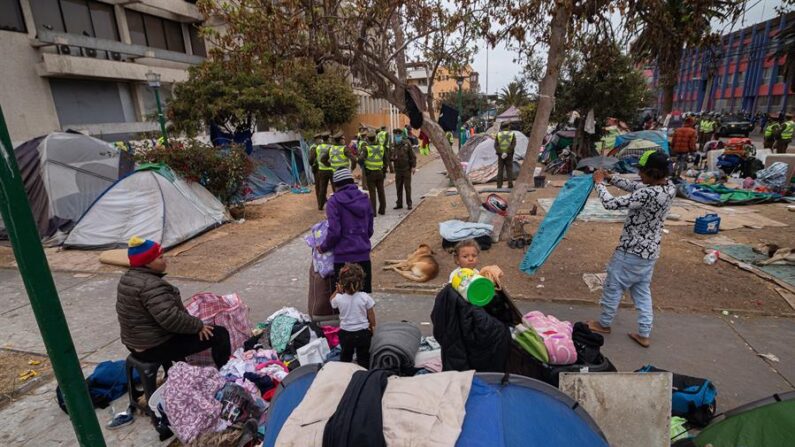 Migrantes acampan en la plaza Brasil de la ciudad de Iquique, ubicada a unos 1700 kilometros al norte de Santiago (Chile). EFE/Lucas Aguayo/archivo