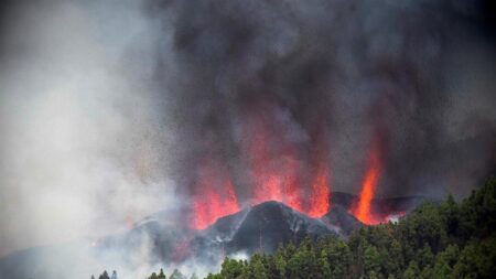Volcán de isla española entra en erupción tras registrarse un enjambre de cientos de sismos