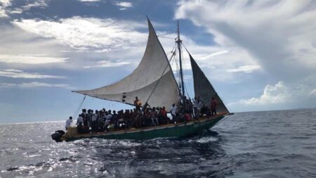 Detienen a grupo de migrantes haitianos tras desembarcar en playa de Florida