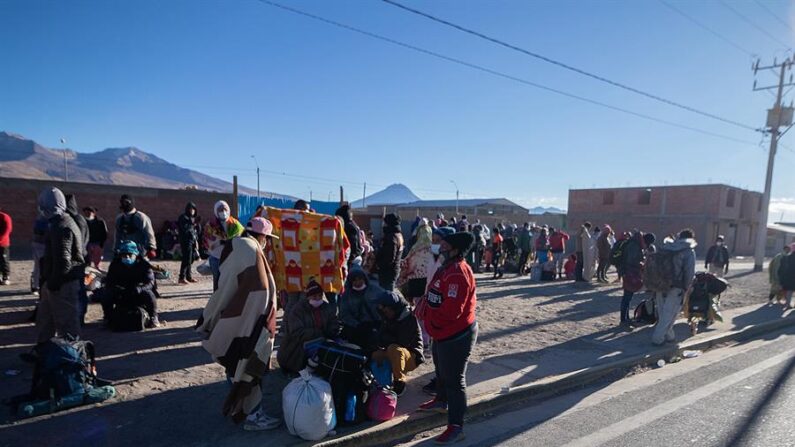 Migrantes venezolanos permanecen concentrados el 25 de septiembre de 2021 el pueblo de Colchane, en la frontera entre Chile y Bolivia, ubicada a unos 1900 kilómetros al norte de Santiago (Chile), y miles más en la ciudad más próxima, Iquique, tras ingresar al país por pasos fronterizos clandestinos. EFE/ Lucas Aguayo