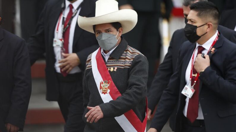 Fotografía de archivo tomada el pasado 30 de julio en la que se registró al presidente de Perú, Pedro Castillo (c), en Lima (Perú). EFE/Paolo Aguilar