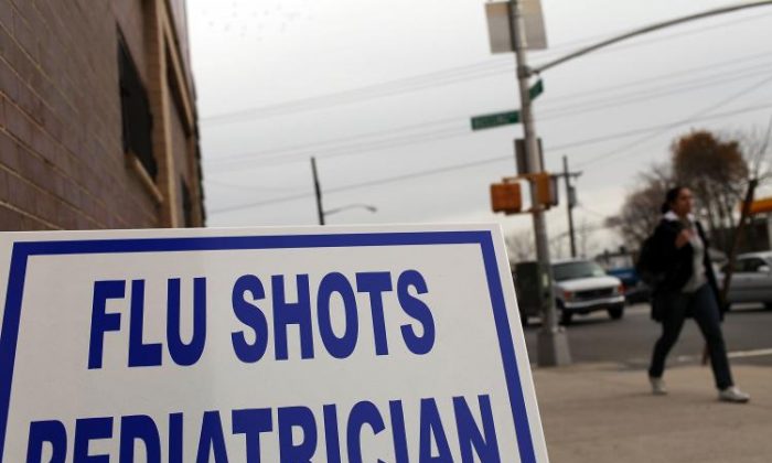 Un centro médico anuncia vacunas contra la gripe en la ciudad de Nueva York. (Spencer Platt/Getty Images)