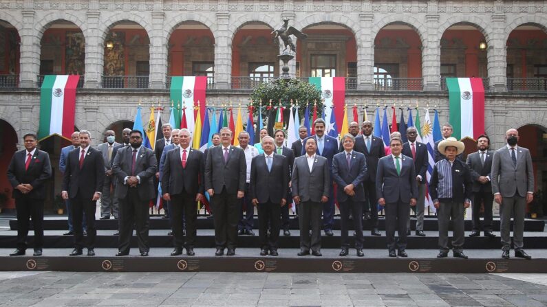 Mandatarios asistentes a la cumbre de la Comunidad de Estados Latinoamericanos y Caribeños (Celac), en Ciudad de México. (EFE/Presidencia de México)