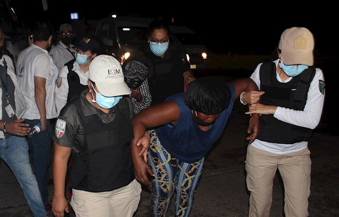 Agentes del Instituto Nacional de Migración realizan un operativo para retener a migrantes centroamericanos en la madrugada de hoy, en Tapachula, estado de Chiapas (México). Las autoridades mexicanas desintegraron este domingo la cuarta caravana migrante que dio marcha la mañana del sábado desde el municipio de Tapachula, en la frontera con Guatemala, y que tenía como destino el norte del país, Tapachula, Chiapas, México, 5 de Septiembre de 2021. EFE/Juan Manuel Blanco