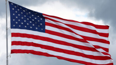 Dañan banderas de EE.UU. que rendían honor a 13 militares muertos en ataque terrorista: Policía